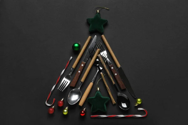 Árvore Natal Feita Talheres Decorações Fundo Preto — Fotografia de Stock