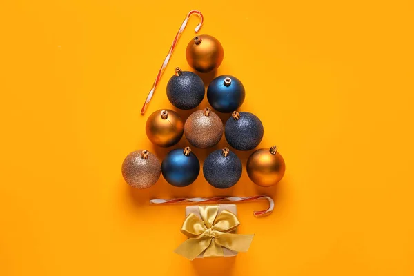 Mooie Kerstboom Gemaakt Van Verschillende Decoraties Cadeau Kleur Achtergrond — Stockfoto