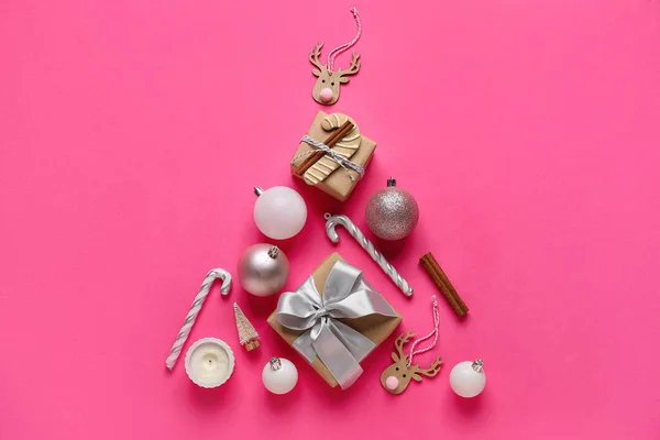 圣诞树 由粉色背景的装饰品和礼物制成 — 图库照片