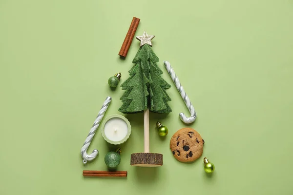 Árvore Natal Feita Decorações Vela Biscoito Fundo Verde — Fotografia de Stock