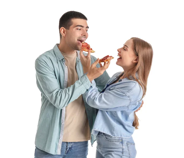 快乐的年轻夫妇在白色背景下吃着新鲜的披萨 — 图库照片