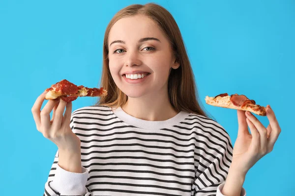 Piękna Młoda Kobieta Świeżą Pizzę Niebieskim Tle — Zdjęcie stockowe