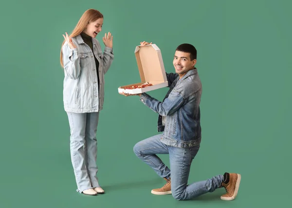 Szczęśliwa Młoda Para Świeżą Pizzą Zielonym Tle Kreatywna Propozycja Małżeństwa — Zdjęcie stockowe