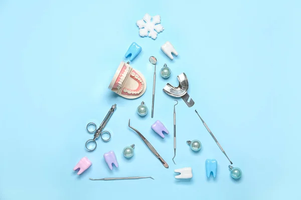 Árvore Natal Feita Ferramentas Dentista Fundo Azul — Fotografia de Stock