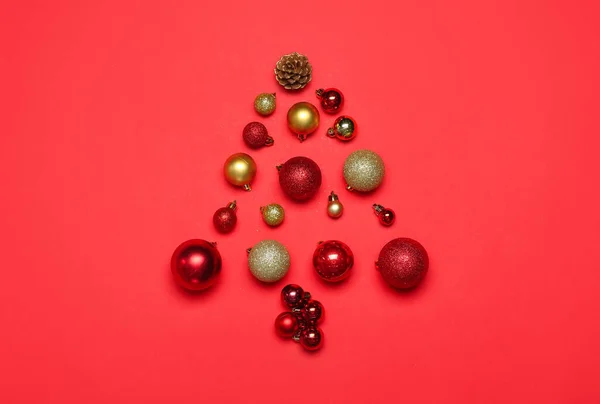 Árbol Navidad Bolas Sobre Fondo Rojo — Foto de Stock