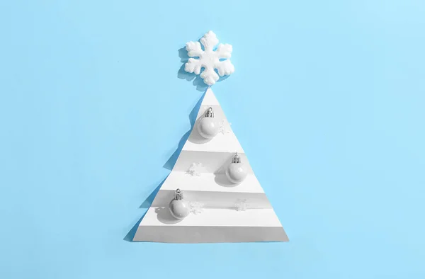 Χαρτί Χριστουγεννιάτικο Δέντρο Μπάλες Και Νιφάδες Χιονιού Μπλε Φόντο — Φωτογραφία Αρχείου