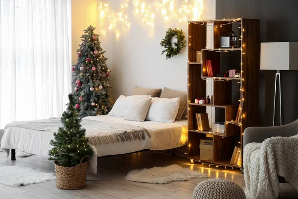 Interior Del Dormitorio Con Árboles Navidad Luces Brillantes — Foto de Stock