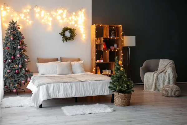 Interior Del Dormitorio Con Árboles Navidad Luces Brillantes — Foto de Stock