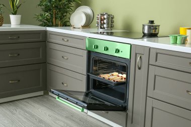 Mutfakta lezzetli ev yapımı pasta ile açık fırın