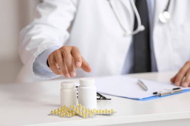 A vitamini şişeleri ve kabarcıkları klinikteki masada, yakın plan.