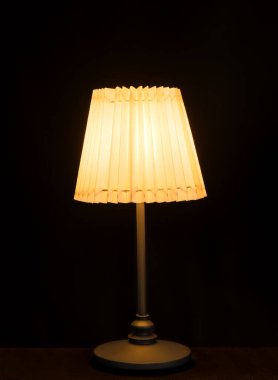 Siyah arkaplanda ışıl ışıl bir lamba