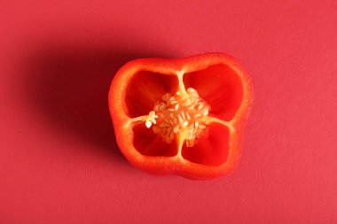 Renkli arkaplanda taze dolma biber kes