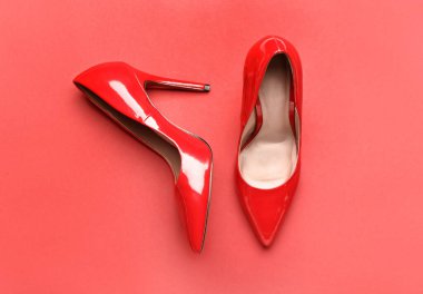 Kırmızı arka planda kadın topukları