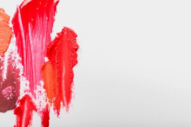 Beyaz arkaplanda kırmızı ruj izleri