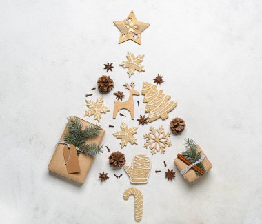 Lezzetli kurabiyelerden yapılmış Noel ağacı, ışık arka planda hediyeler ve dekorasyonlar