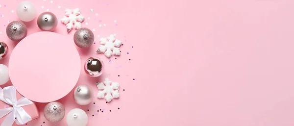 Komposition Mit Leerer Karte Und Schönen Weihnachtsdekorationen Auf Rosa Hintergrund — Stockfoto