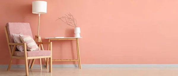 ピンクのアームチェア テーブル フロアランプ付きのスタイリッシュなリビングルームのインテリア デザインのバナー — ストック写真
