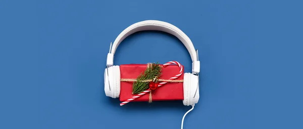Słuchawki Boże Narodzenie Prezent Niebieskim Tle — Zdjęcie stockowe