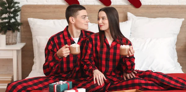 Young Couple Cups Hot Chocolate Bedroom Christmas Eve — Stock Photo, Image
