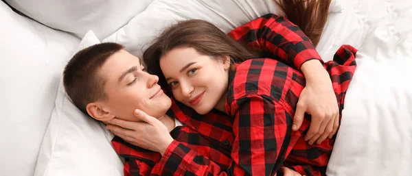 Mutlu Genç Çiftin Noel Pijamalarıyla Sabahları — Stok fotoğraf
