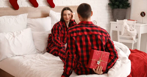 Joven Con Sorpresa Navidad Para Esposa Dormitorio —  Fotos de Stock