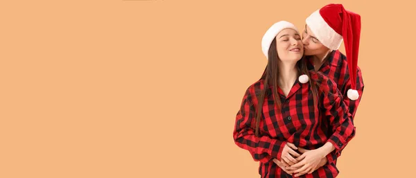 Glada Unga Par Santa Hattar Och Rutig Pyjamas Beige Bakgrund — Stockfoto