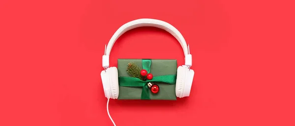 Słuchawki Boże Narodzenie Prezent Czerwonym Tle — Zdjęcie stockowe
