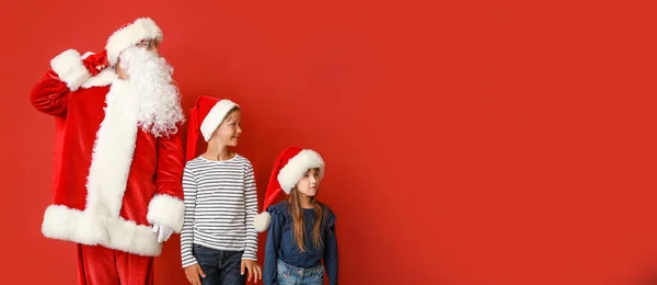 圣诞老人和红色背景的小孩 有文字空间 — 图库照片