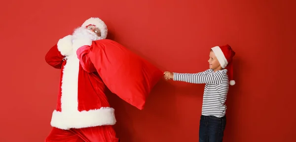 Маленький Хлопчик Намагається Взяти Сумку Подарунками Від Санта Клауса Червоне — стокове фото