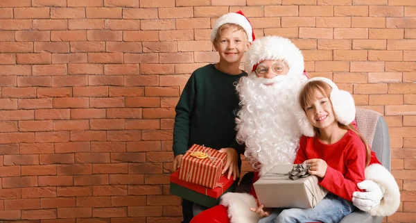 Santa Claus Cute Little Children Gifts Brick Wall — Stock Photo, Image