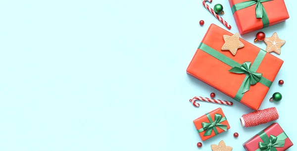 Geschenkschachteln Mit Weihnachtsdekor Und Plätzchen Auf Hellblauem Hintergrund Mit Platz — Stockfoto