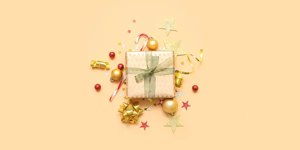 Geschenkkarton Mit Weihnachtsdekor Auf Beigem Hintergrund Ansicht Von Oben — Stockfoto