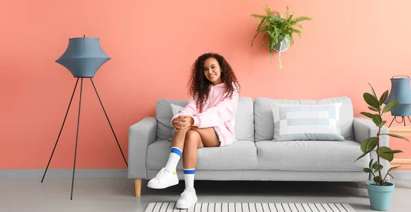 Young Woman Relaxing Comfortable Sofa Pink Wall Room — Stock Photo, Image