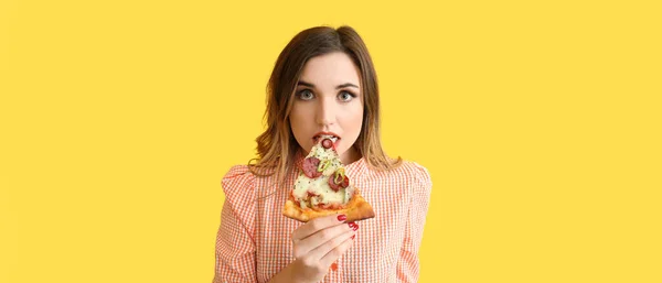Портрет Красивой Молодой Женщины Поедающей Вкусную Пиццу Желтом Фоне — стоковое фото