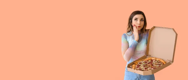 Portrait Jeune Femme Réfléchie Avec Pizza Sur Fond Couleur Avec — Photo