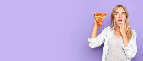 Zaskoczona Kobieta Plasterkiem Pysznej Pizzy Liliowym Tle Miejscem Tekst — Zdjęcie stockowe