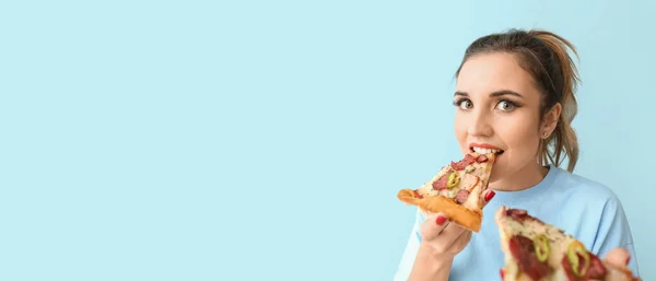 Portret Pięknej Młodej Kobiety Jedzącej Smaczną Pizzę Jasnoniebieskim Tle Miejscem — Zdjęcie stockowe