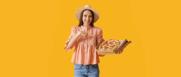 Mooie Jonge Vrouw Met Lekkere Pizza Gele Achtergrond — Stockfoto