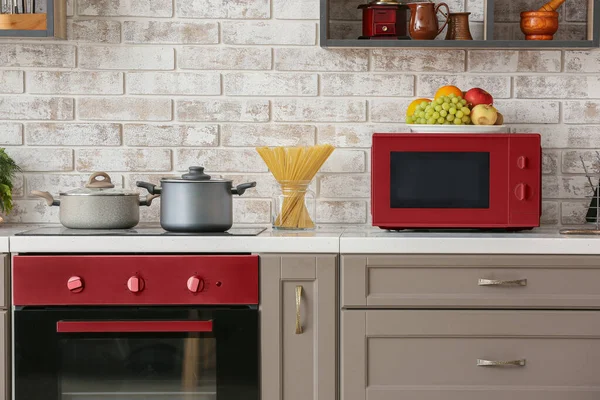 Interieur Keuken Met Moderne Rode Huishoudelijke Apparaten — Stockfoto