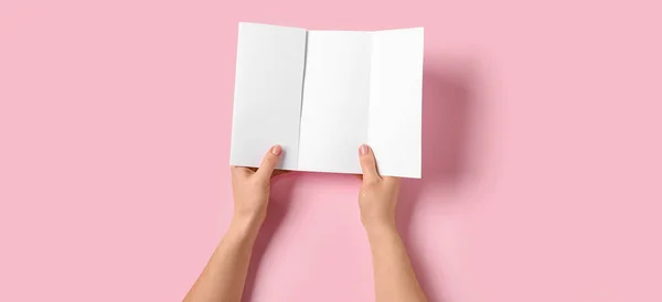 Hände Mit Leerer Broschüre Auf Rosa Hintergrund — Stockfoto