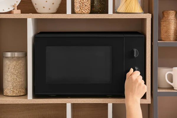 Wanita Muda Menggunakan Oven Microwave Dapur — Stok Foto