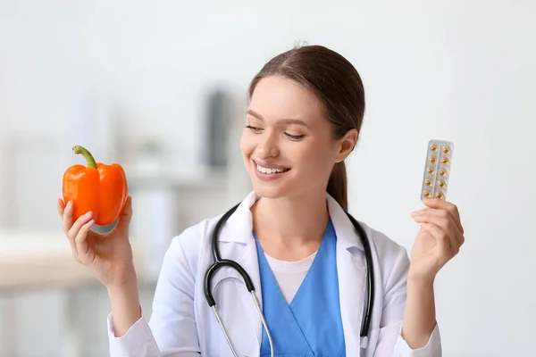 Médico Femenino Con Vitaminas Pimiento Clínica —  Fotos de Stock