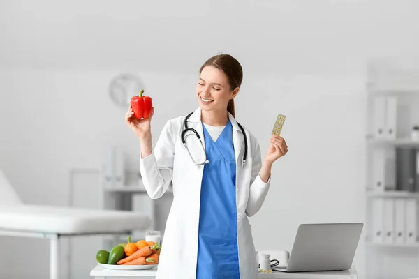 诊所配备维生素和甜椒的女医生 — 图库照片