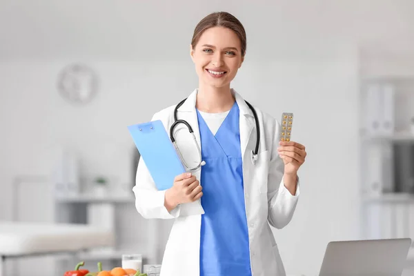 Női Orvos Vitaminokkal Vágódeszkával Klinikán — Stock Fotó