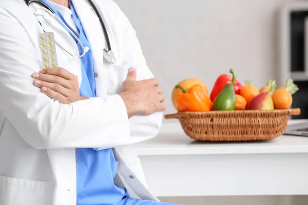 Médico Masculino Con Vitaminas Clínica Primer Plano —  Fotos de Stock