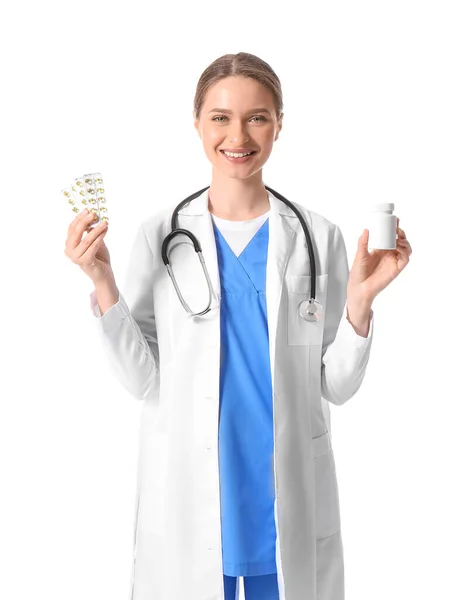 Médica Feminina Com Vitaminas Fundo Branco — Fotografia de Stock