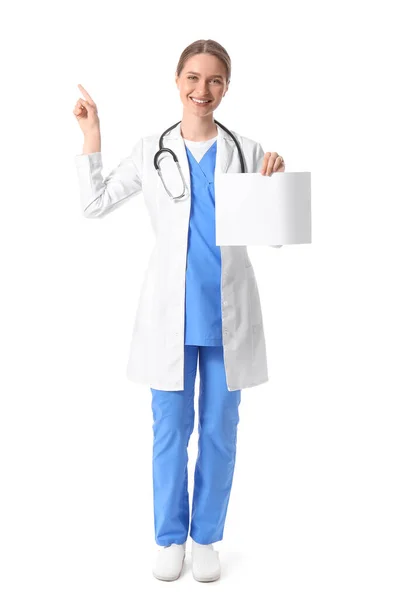 Γυναίκα Γιατρός Λευκό Φύλλο Χαρτιού Που Δείχνει Κάτι Λευκό Φόντο — Φωτογραφία Αρχείου