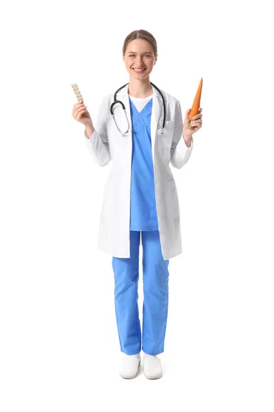 具有白色背景维生素和胡萝卜的女医生 — 图库照片