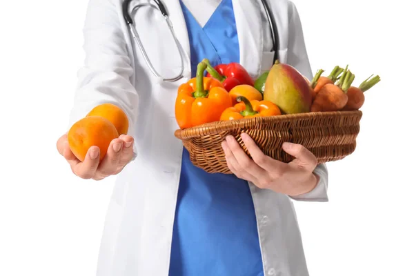 Médico Fêmea Segurando Cesta Com Alimentos Saudáveis Fundo Branco Close — Fotografia de Stock