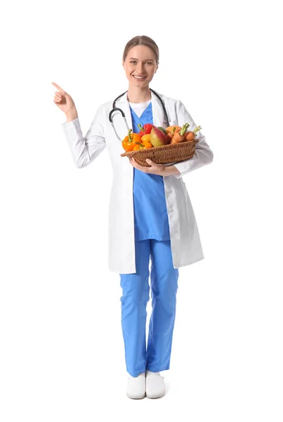 有健康食品的女医生指着白色背景的东西 — 图库照片
